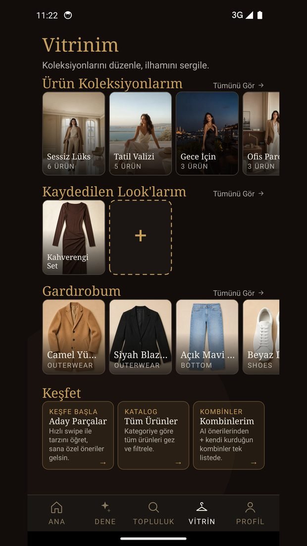Outfit Lab “Vitrinim” ekranı: ürün koleksiyonları, kaydedilen görünümler, gardıroptaki deve tüyü ceket, siyah blazer, açık mavi kot ve beyaz spor ayakkabı, keşif kartları.